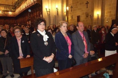 El obispo abre la ‘Puerta Santa’ para el inicio del Jubileo de la Misericordia. El acto se inició en la Plaza de la Catedral con la lec