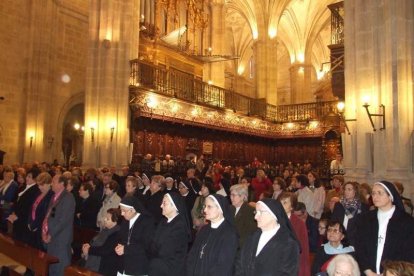 El obispo abre la ‘Puerta Santa’ para el inicio del Jubileo de la Misericordia. El acto se inició en la Plaza de la Catedral con la lec