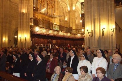 El obispo abre la ‘Puerta Santa’ para el inicio del Jubileo de la Misericordia. El acto se inició en la Plaza de la Catedral con la lec