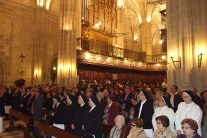 El obispo abre la ‘Puerta Santa’ para el inicio del Jubileo de la Misericordia. El acto se inició en la Plaza de la Catedral con la lec