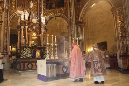 El obispo abre la ‘Puerta Santa’ para el inicio del Jubileo de la Misericordia. El acto se inició en la Plaza de la Catedral con la lec