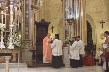 El obispo abre la ‘Puerta Santa’ para el inicio del Jubileo de la Misericordia. El acto se inició en la Plaza de la Catedral con la lec