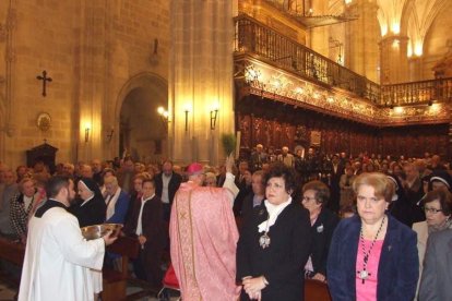 El obispo abre la ‘Puerta Santa’ para el inicio del Jubileo de la Misericordia. El acto se inició en la Plaza de la Catedral con la lec