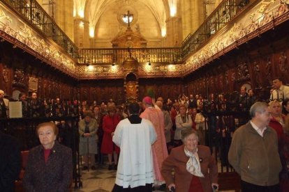 El obispo abre la ‘Puerta Santa’ para el inicio del Jubileo de la Misericordia. El acto se inició en la Plaza de la Catedral con la lec