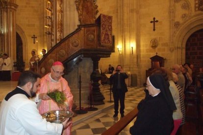 El obispo abre la ‘Puerta Santa’ para el inicio del Jubileo de la Misericordia. El acto se inició en la Plaza de la Catedral con la lec