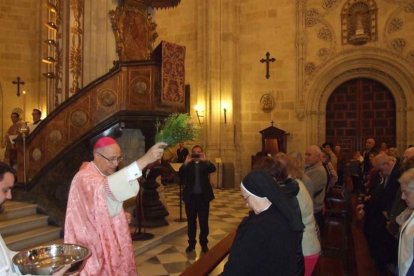 El obispo abre la ‘Puerta Santa’ para el inicio del Jubileo de la Misericordia. El acto se inició en la Plaza de la Catedral con la lec