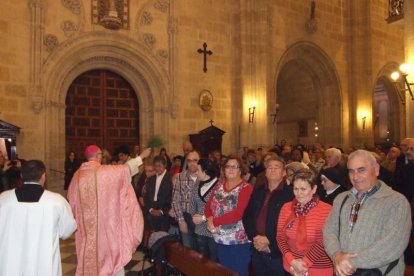 El obispo abre la ‘Puerta Santa’ para el inicio del Jubileo de la Misericordia. El acto se inició en la Plaza de la Catedral con la lec