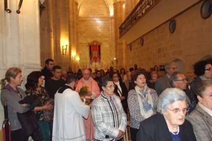 El obispo abre la ‘Puerta Santa’ para el inicio del Jubileo de la Misericordia. El acto se inició en la Plaza de la Catedral con la lec