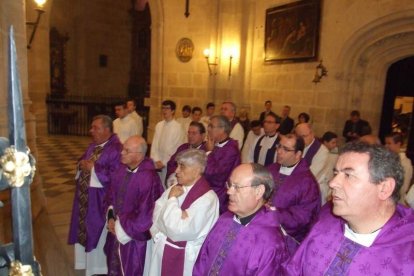 El obispo abre la ‘Puerta Santa’ para el inicio del Jubileo de la Misericordia. El acto se inició en la Plaza de la Catedral con la lec