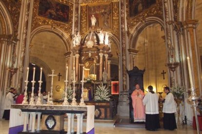 El obispo abre la ‘Puerta Santa’ para el inicio del Jubileo de la Misericordia. El acto se inició en la Plaza de la Catedral con la lec