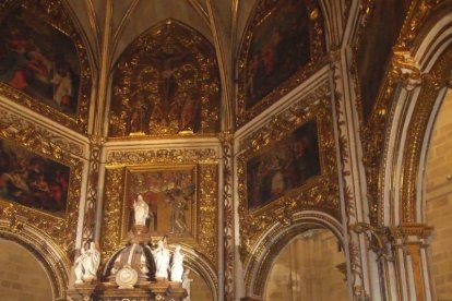 El obispo abre la ‘Puerta Santa’ para el inicio del Jubileo de la Misericordia. El acto se inició en la Plaza de la Catedral con la lec