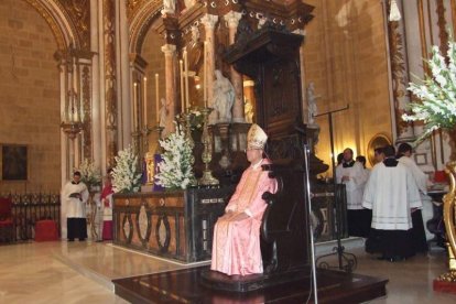 El obispo abre la ‘Puerta Santa’ para el inicio del Jubileo de la Misericordia. El acto se inició en la Plaza de la Catedral con la lec