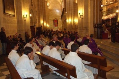 El obispo abre la ‘Puerta Santa’ para el inicio del Jubileo de la Misericordia. El acto se inició en la Plaza de la Catedral con la lec