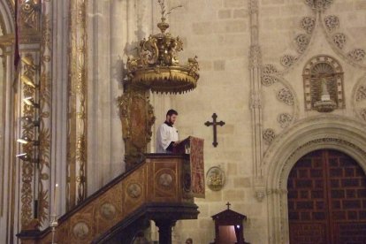 El obispo abre la ‘Puerta Santa’ para el inicio del Jubileo de la Misericordia. El acto se inició en la Plaza de la Catedral con la lec