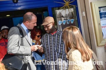 Roquetas de Mar celebra por la mañana el primer premio de la lotería de este año