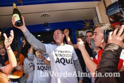 Roquetas de Mar celebra por la mañana el primer premio de la lotería de este año