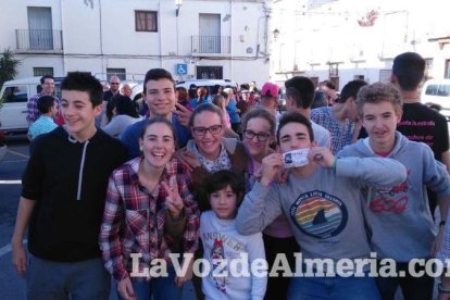 Alumnos del instituto traen la alegría al pueblo al vender el décimo premiado