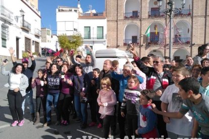 Alumnos del instituto traen la alegría al pueblo al vender el décimo premiado