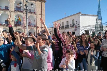 Alumnos del instituto traen la alegría al pueblo al vender el décimo premiado
