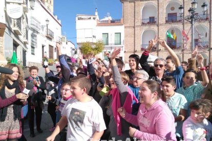 Alumnos del instituto traen la alegría al pueblo al vender el décimo premiado