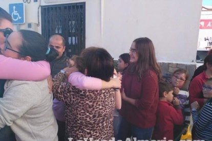 Alumnos del instituto traen la alegría al pueblo al vender el décimo premiado