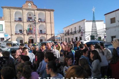 Alumnos del instituto traen la alegría al pueblo al vender el décimo premiado
