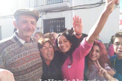 Alumnos del instituto traen la alegría al pueblo al vender el décimo premiado