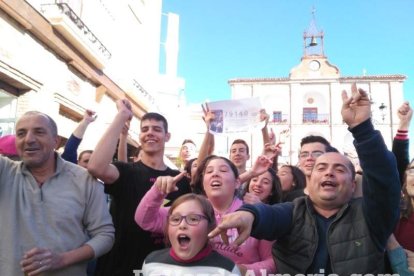 Alumnos del instituto traen la alegría al pueblo al vender el décimo premiado