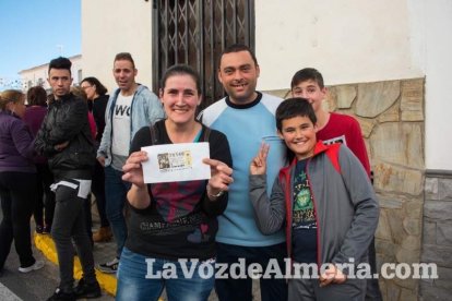 Alumnos del instituto traen la alegría al pueblo al vender el décimo premiado