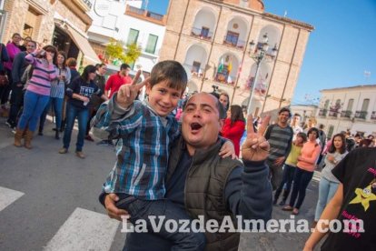 Alumnos del instituto traen la alegría al pueblo al vender el décimo premiado
