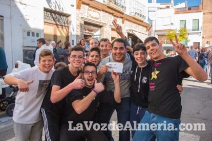 Alumnos del instituto traen la alegría al pueblo al vender el décimo premiado