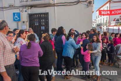 Alumnos del instituto traen la alegría al pueblo al vender el décimo premiado