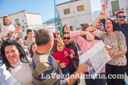 Alumnos del instituto traen la alegría al pueblo al vender el décimo premiado