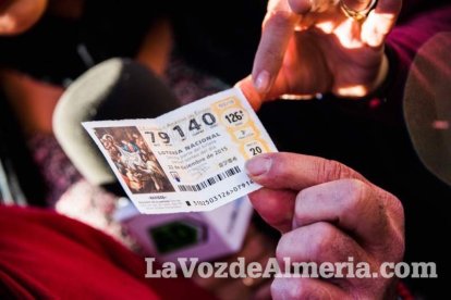 Alumnos del instituto traen la alegría al pueblo al vender el décimo premiado