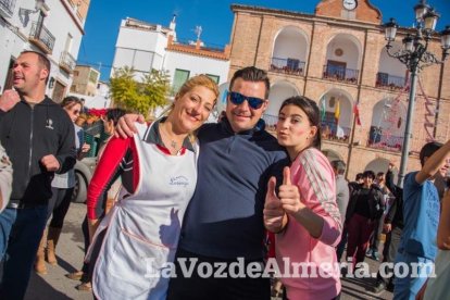 Alumnos del instituto traen la alegría al pueblo al vender el décimo premiado