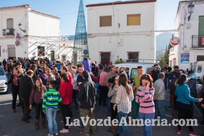 Alumnos del instituto traen la alegría al pueblo al vender el décimo premiado