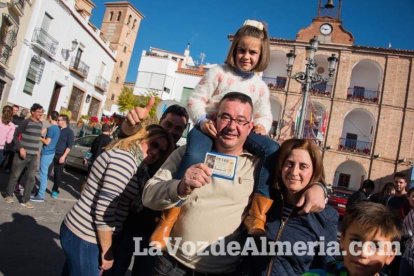 Alumnos del instituto traen la alegría al pueblo al vender el décimo premiado