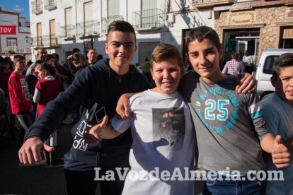 Alumnos del instituto traen la alegría al pueblo al vender el décimo premiado