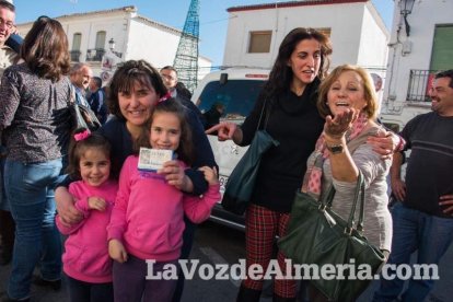 Alumnos del instituto traen la alegría al pueblo al vender el décimo premiado