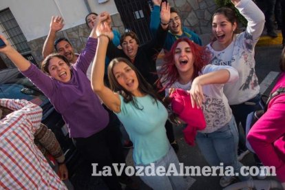 Alumnos del instituto traen la alegría al pueblo al vender el décimo premiado
