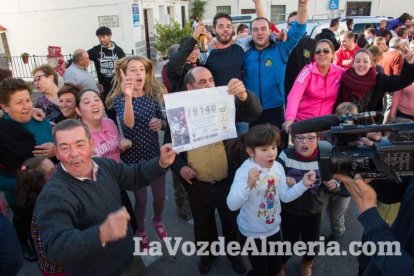 Alumnos del instituto traen la alegría al pueblo al vender el décimo premiado