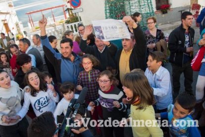 Alumnos del instituto traen la alegría al pueblo al vender el décimo premiado