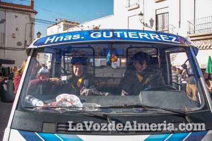 Alumnos del instituto traen la alegría al pueblo al vender el décimo premiado