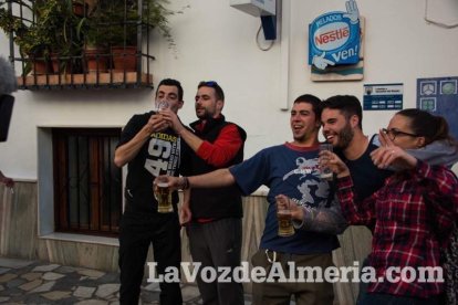 Alumnos del instituto traen la alegría al pueblo al vender el décimo premiado