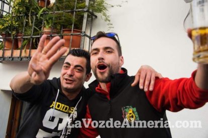 Alumnos del instituto traen la alegría al pueblo al vender el décimo premiado