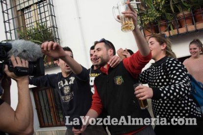 Alumnos del instituto traen la alegría al pueblo al vender el décimo premiado