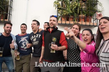 Alumnos del instituto traen la alegría al pueblo al vender el décimo premiado