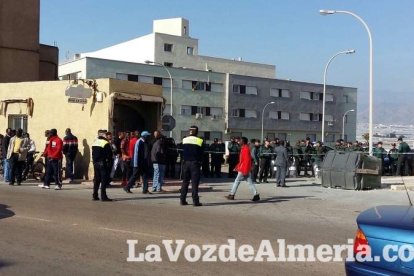 Tensión en Roquetas por la muerte de un inmigrante