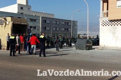 Tensión en Roquetas por la muerte de un inmigrante