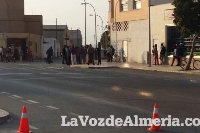 Tensión en Roquetas por la muerte de un inmigrante